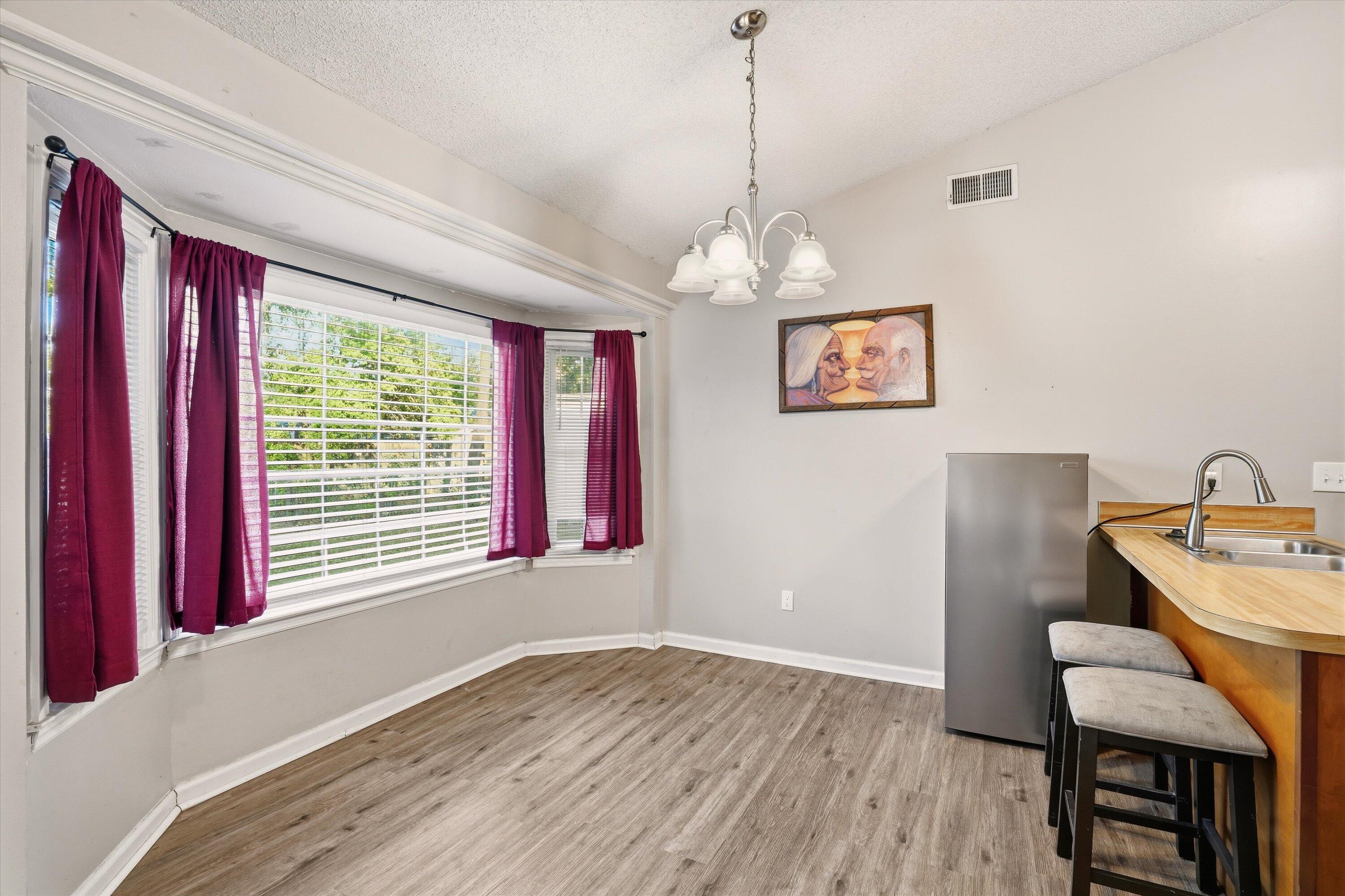 102 Moccasin Court Summerville, SC 29486 - Photo 13 of 28 Bay window/dining area