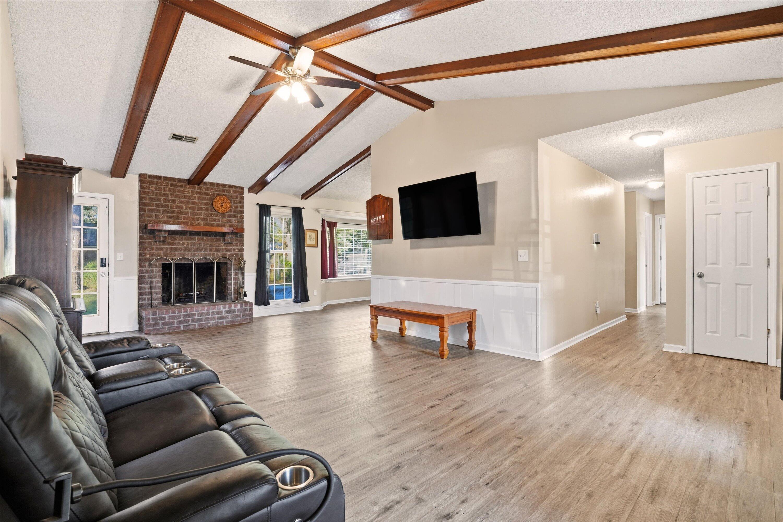 102 Moccasin Court Summerville, SC 29486 - Photo 6 of 28 Living room