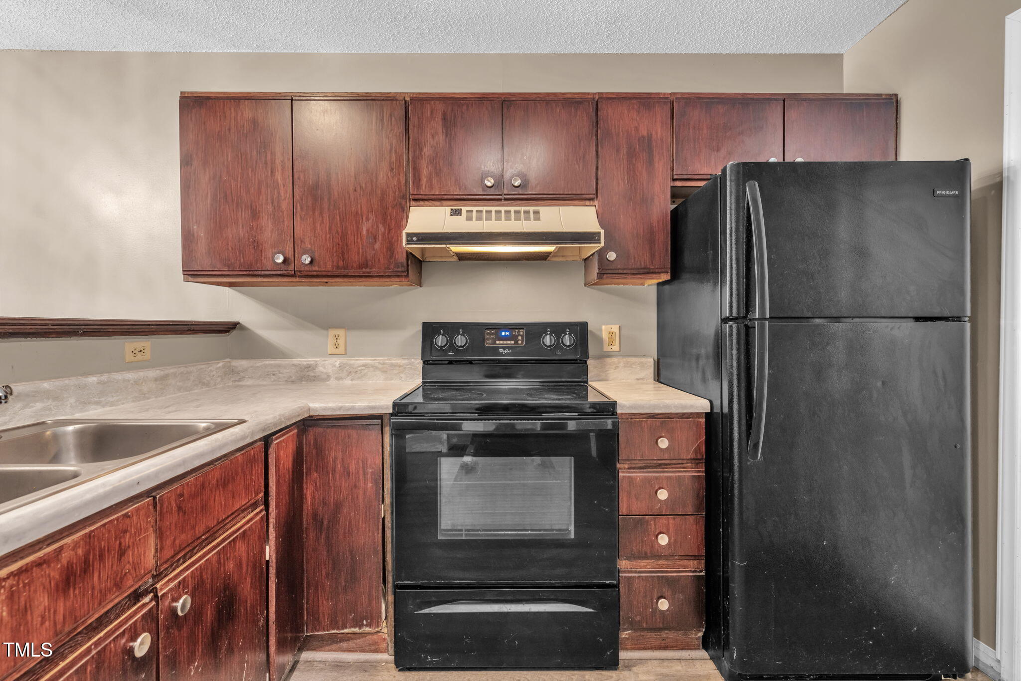 8117 Farmlea Circle Raleigh, NC 27616 - Photo 8 of 20 a kitchen with a stove and a refrigerator
