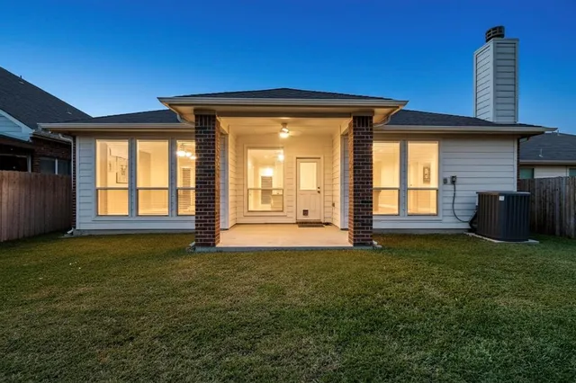 a view of an house with backyard and garden