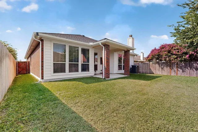 a view of a house with backyard and garden