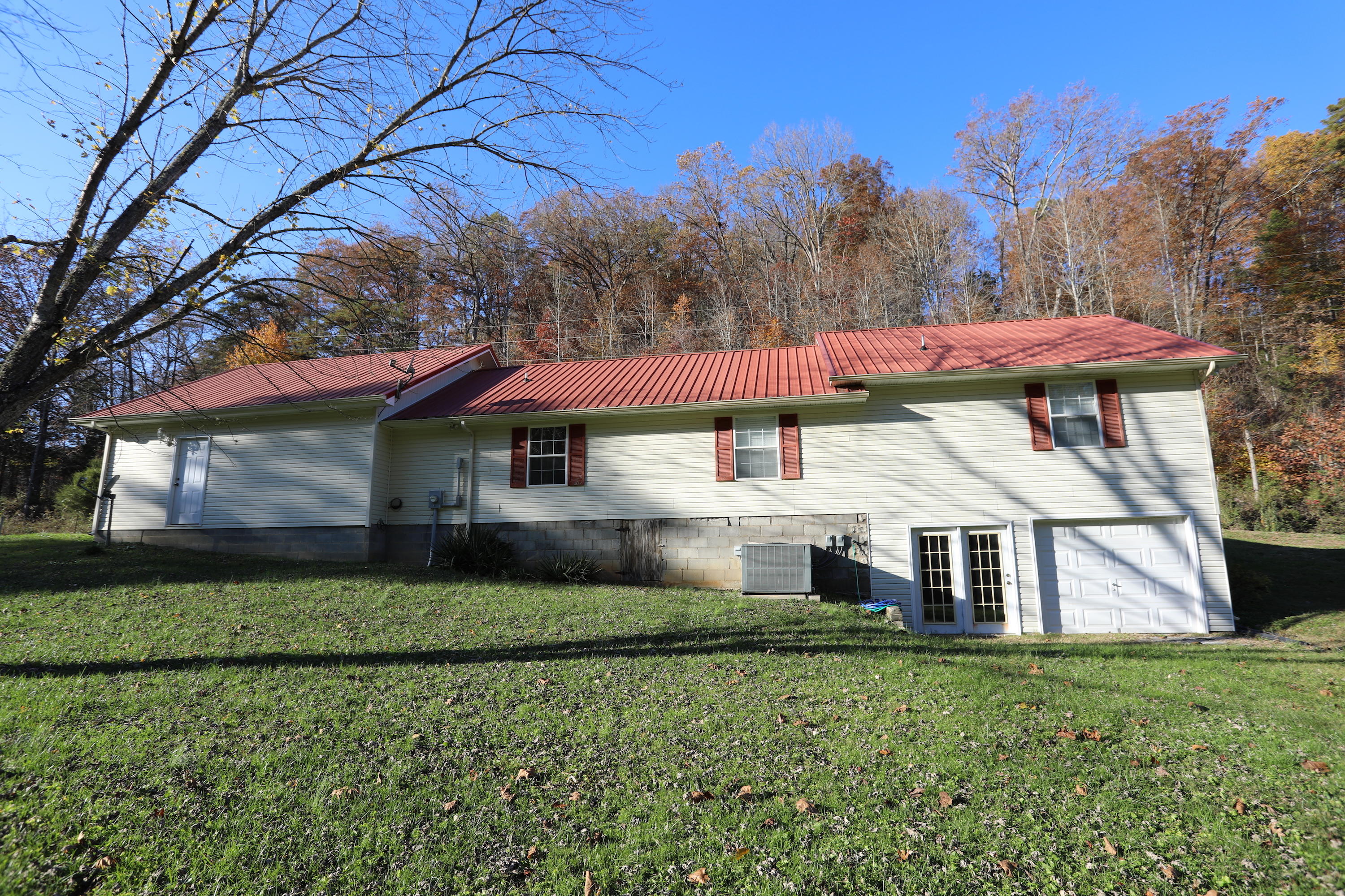 293 Berry Hollow Road Speedwell, TN 37870 - Photo 4 of 31 Back
