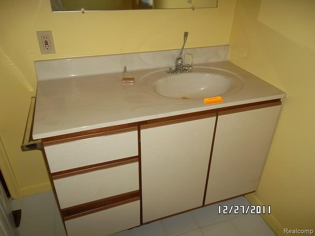 4457 South Center Road Burton, MI 48519 - Photo 7 of 15 SAM_7577.JPG