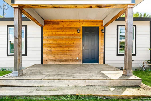 a view of entrance front of the house