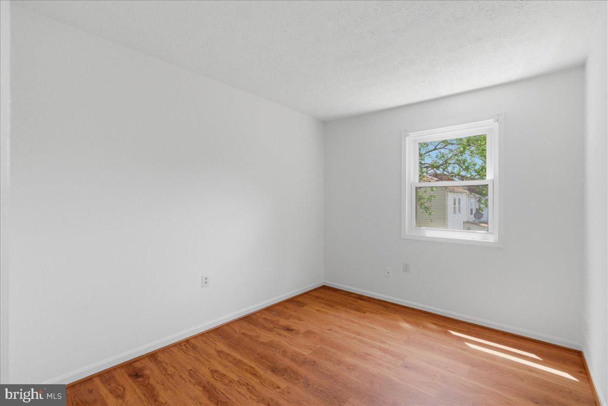 10177 Irongate Way Manassas, VA 20109 - Photo 14 of 28 an empty room with a window