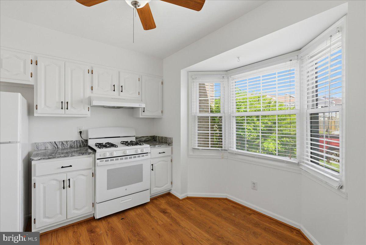 10177 Irongate Way Manassas, VA 20109 - Photo 20 of 28 a kitchen with appliances cabinets and a window