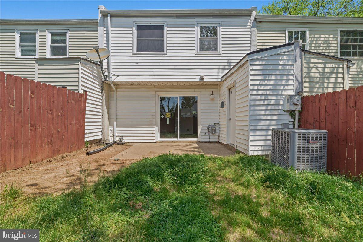 10177 Irongate Way Manassas, VA 20109 - Photo 27 of 28 a front view of a house with a yard