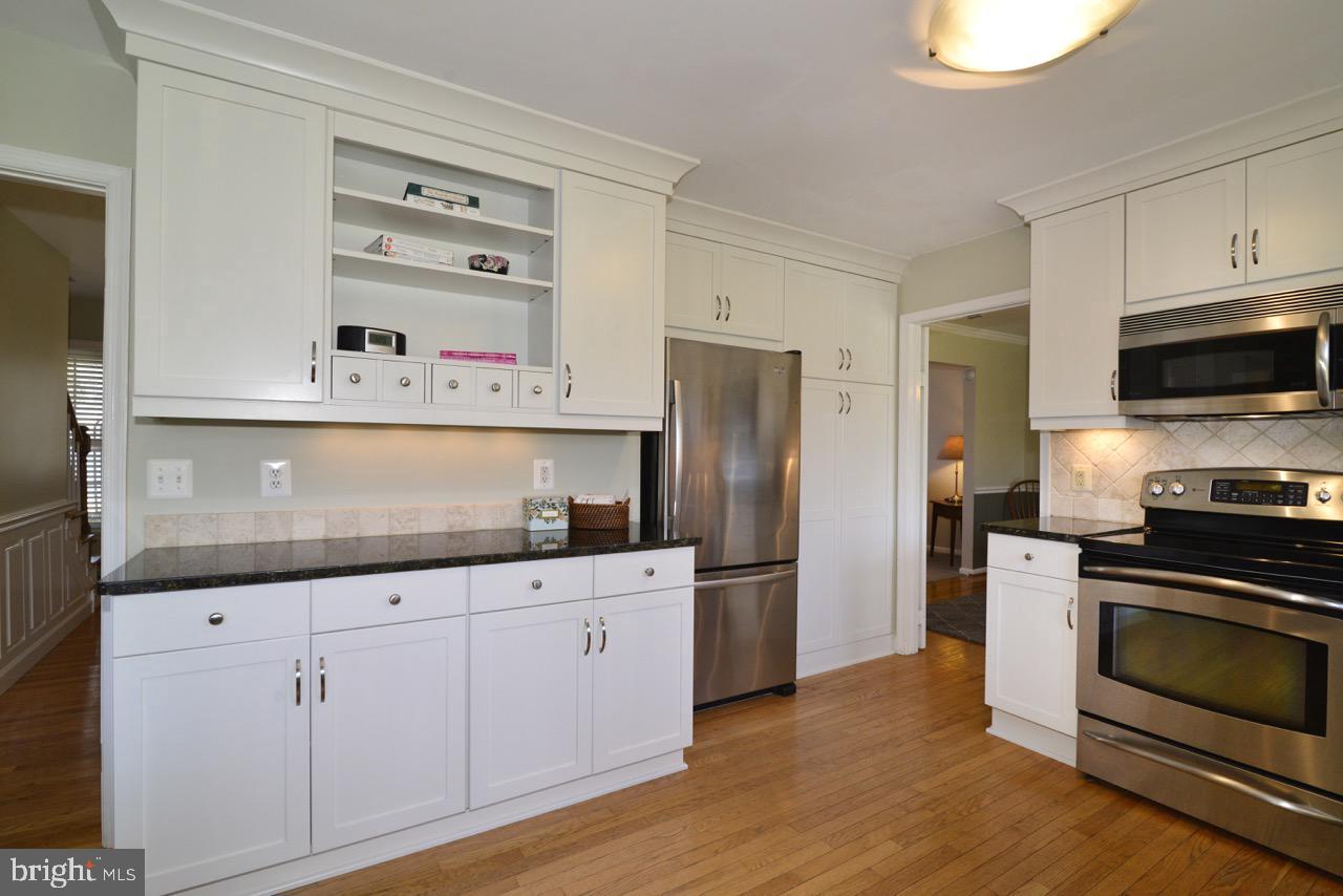 13366 Point Rider Lane Herndon, VA 20171 - Photo 3 of 40 Kitchen Service Bar Area