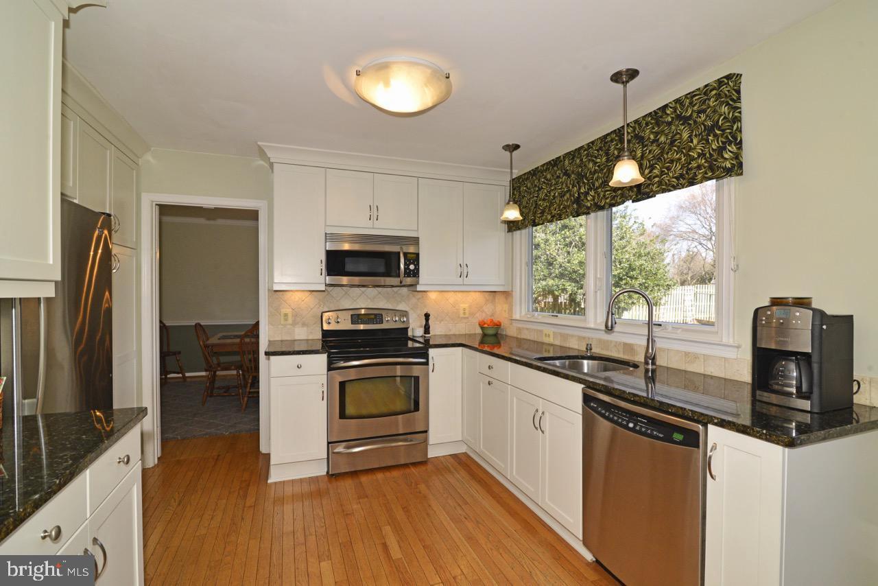 13366 Point Rider Lane Herndon, VA 20171 - Photo 4 of 40 Kitchen with 42' Cabs and Stainless Appliance