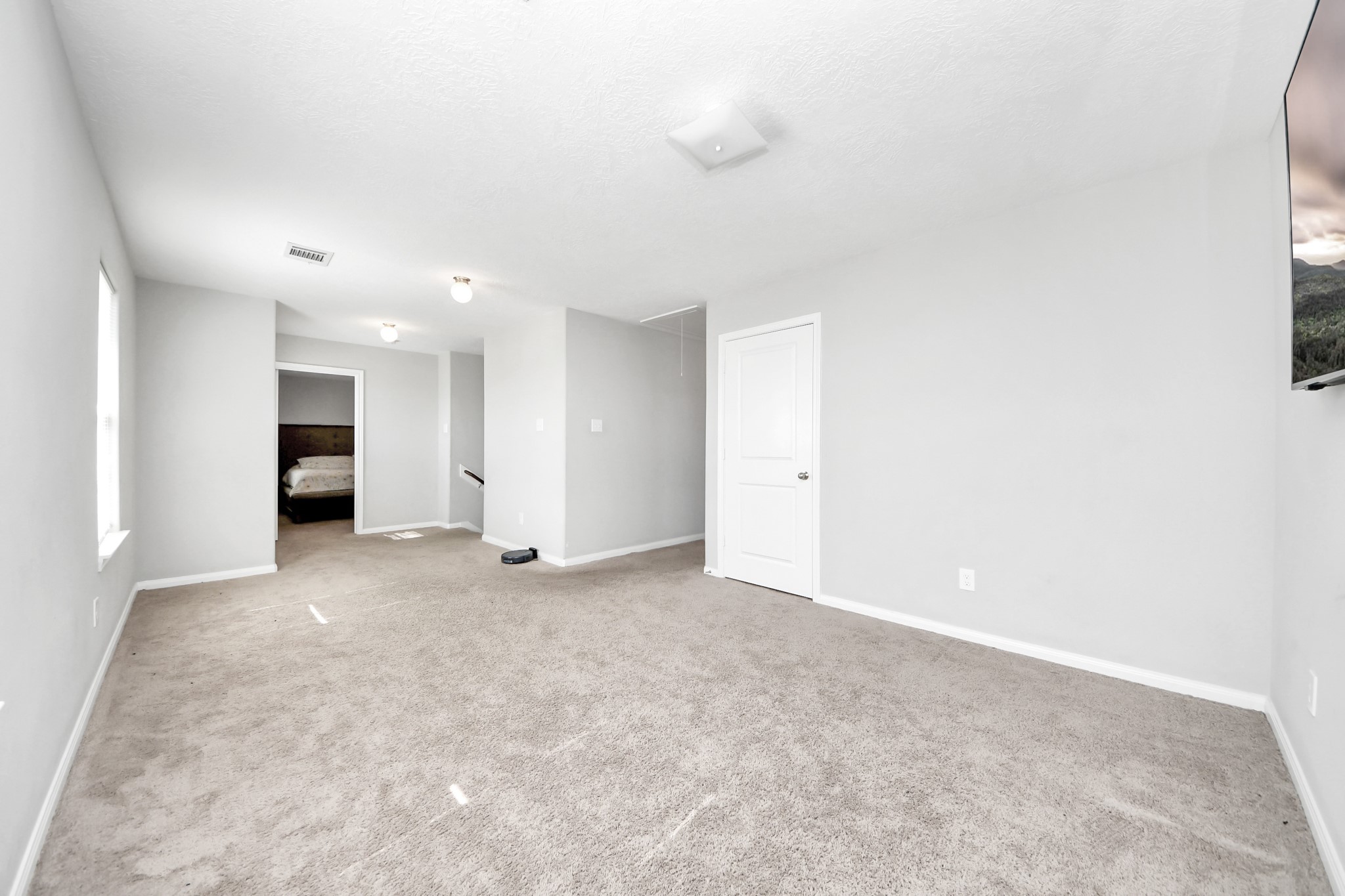 696 Road 5105 Cleveland, TX 77327 - Photo 17 of 25 an empty room with an entryway