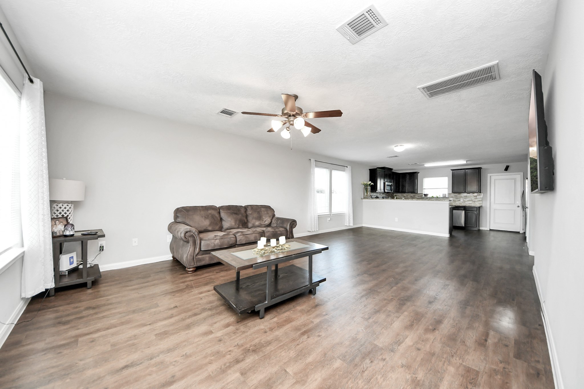 696 Road 5105 Cleveland, TX 77327 - Photo 3 of 25 a living room with furniture and kitchen view