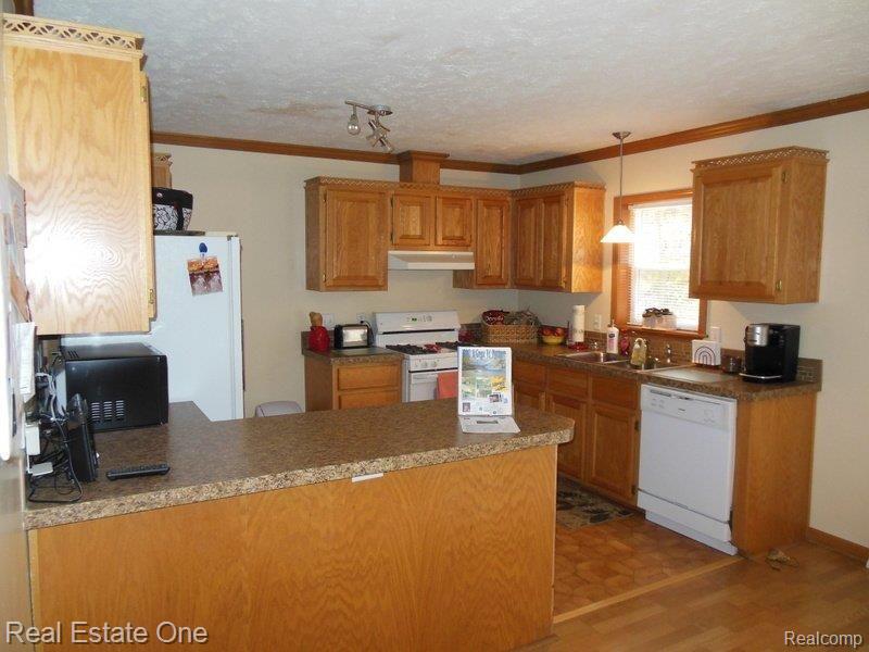 10862 Mcgregor Road Pinckney, MI 48169 - Photo 22 of 49 Kitchen