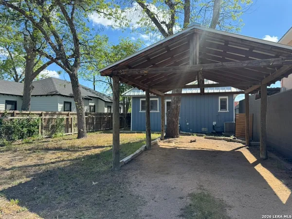 $1,695 | 511 North Monumental Street, San Antonio, TX 78202