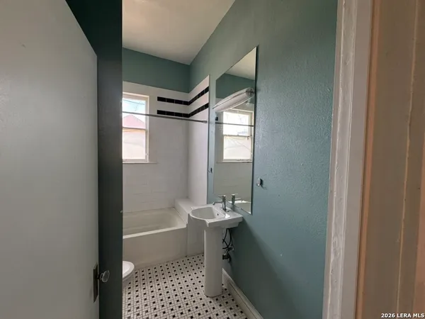 $1,695 | 511 North Monumental Street, San Antonio, TX 78202