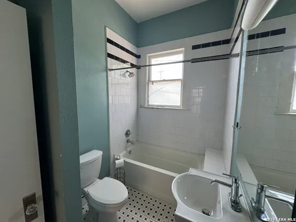 $1,695 | 511 North Monumental Street, San Antonio, TX 78202