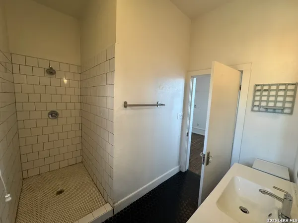 $1,695 | 511 North Monumental Street, San Antonio, TX 78202