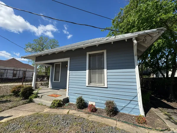 $1,695 | 511 North Monumental Street, San Antonio, TX 78202