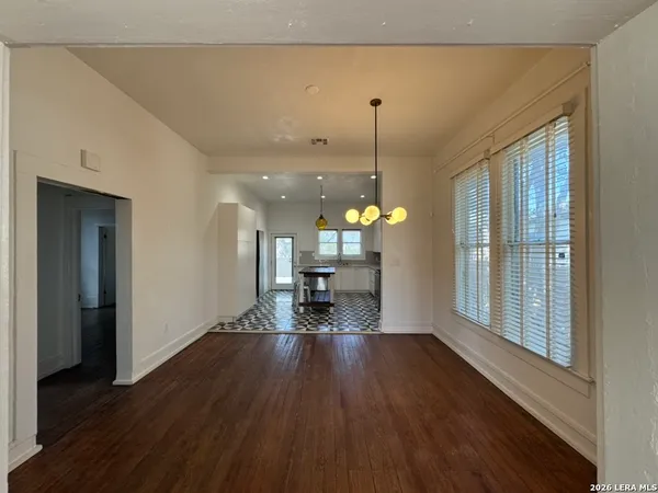 $1,695 | 511 North Monumental Street, San Antonio, TX 78202