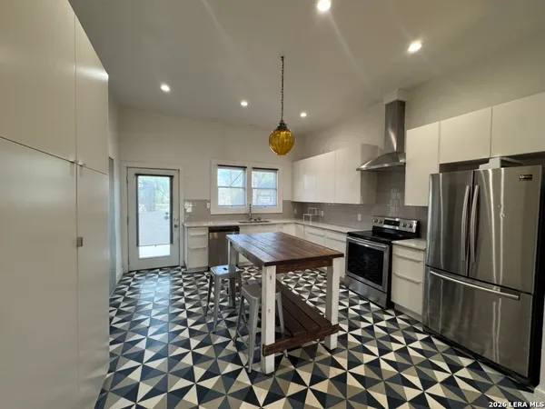 $1,695 | 511 North Monumental Street, San Antonio, TX 78202