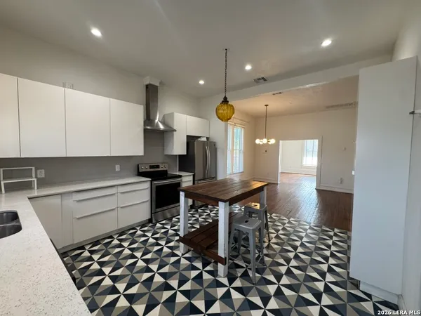 $1,695 | 511 North Monumental Street, San Antonio, TX 78202