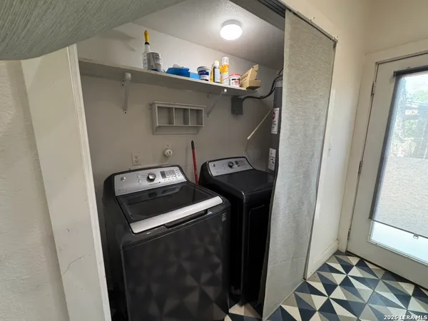 $1,695 | 511 North Monumental Street, San Antonio, TX 78202