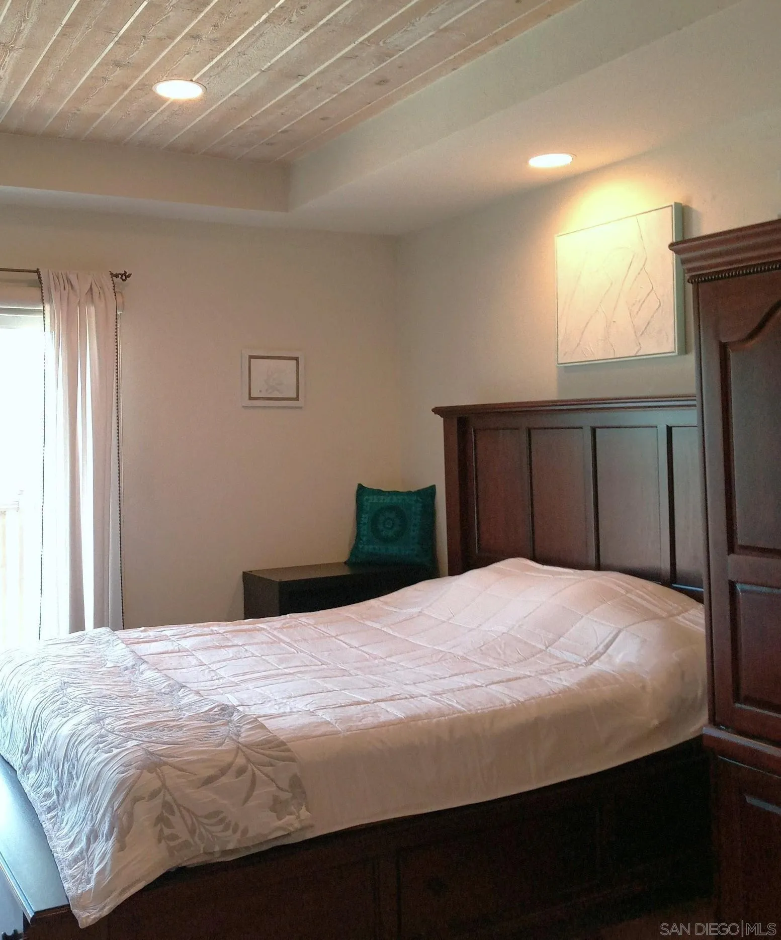 2003 Costa Del Mar Road, Unit 692 Carlsbad, CA 92009 - Photo 17 of 42 a bedroom with a bed and a window