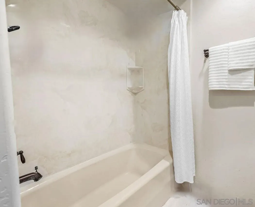 2003 Costa Del Mar Road, Unit 692 Carlsbad, CA 92009 - Photo 22 of 42 a bathroom with a bathtub