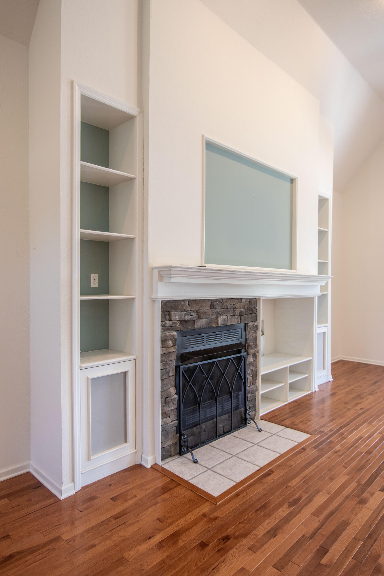 21579 Moonlight Bay Road Abingdon, VA 24211 - Photo 34 of 46 Fireplace wih Gas Logs