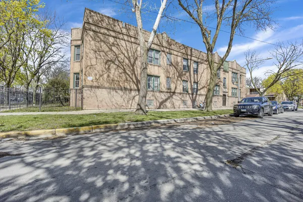 $1,900 | 2442 North Kilbourn Avenue, Unit 2, Chicago, IL 60639