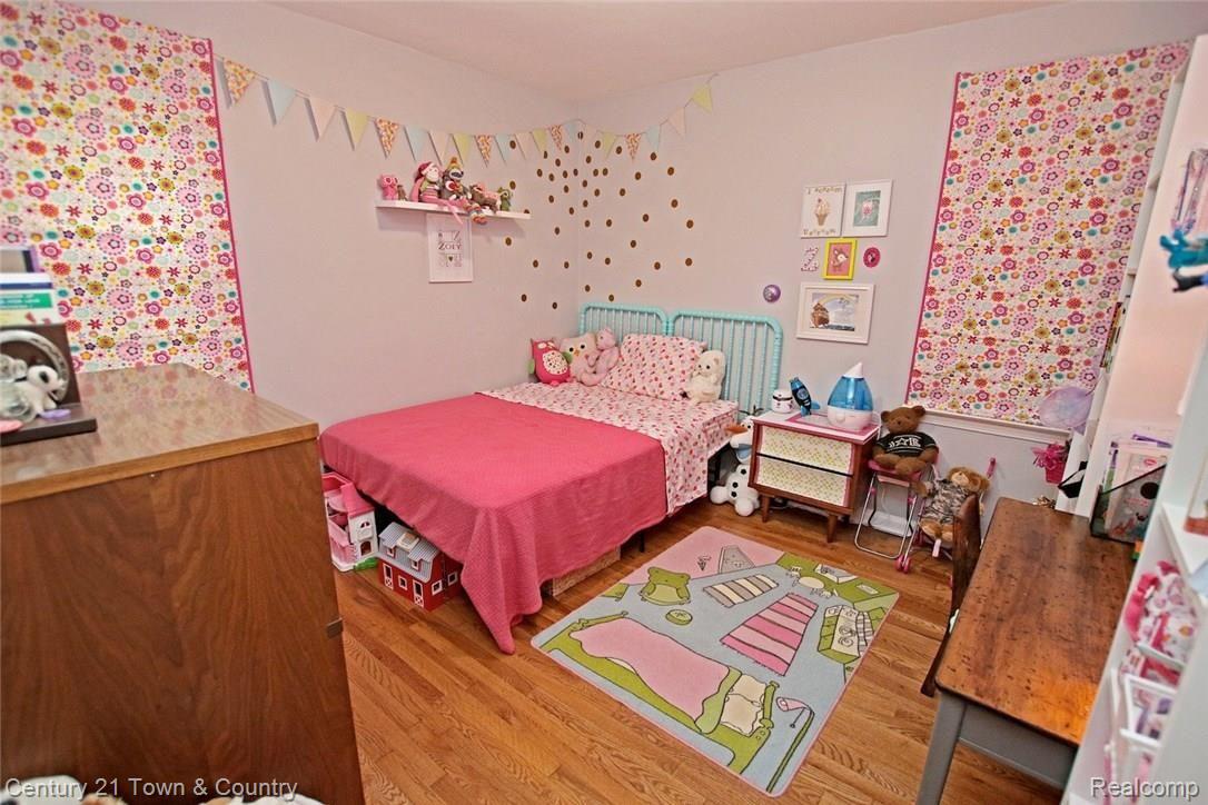 2020 Harvard Road Berkley, MI 48072 - Photo 25 of 45 25) Bedroom 1.jpg