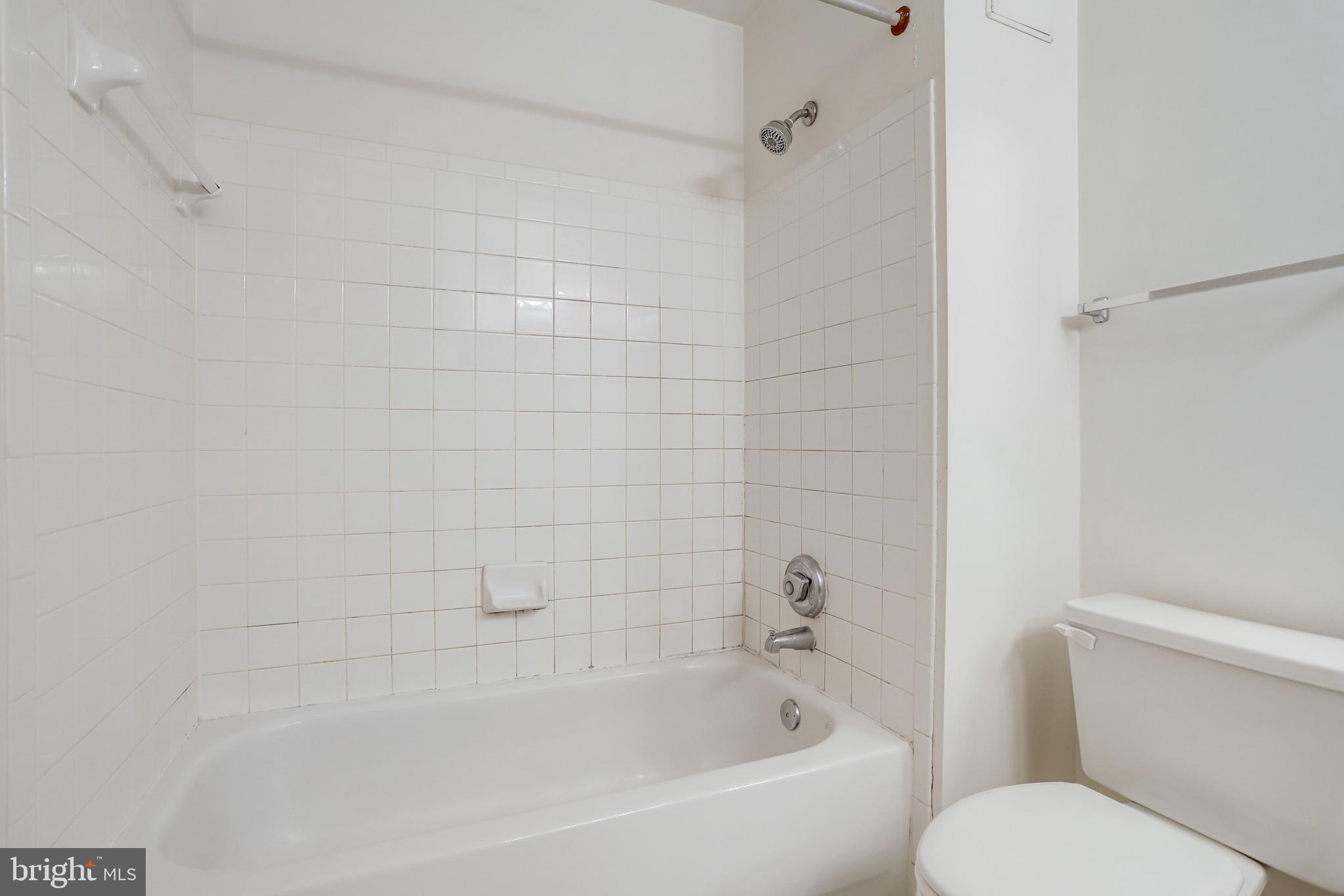 5575 Seminary Road, Unit 104 Falls Church, VA 22041 - Photo 15 of 30 PRIMARY BATH