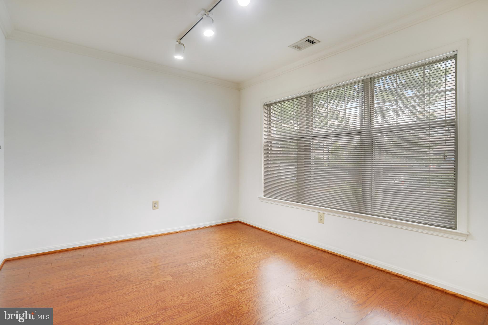 5575 Seminary Road, Unit 104 Falls Church, VA 22041 - Photo 7 of 30 DINING ROOM