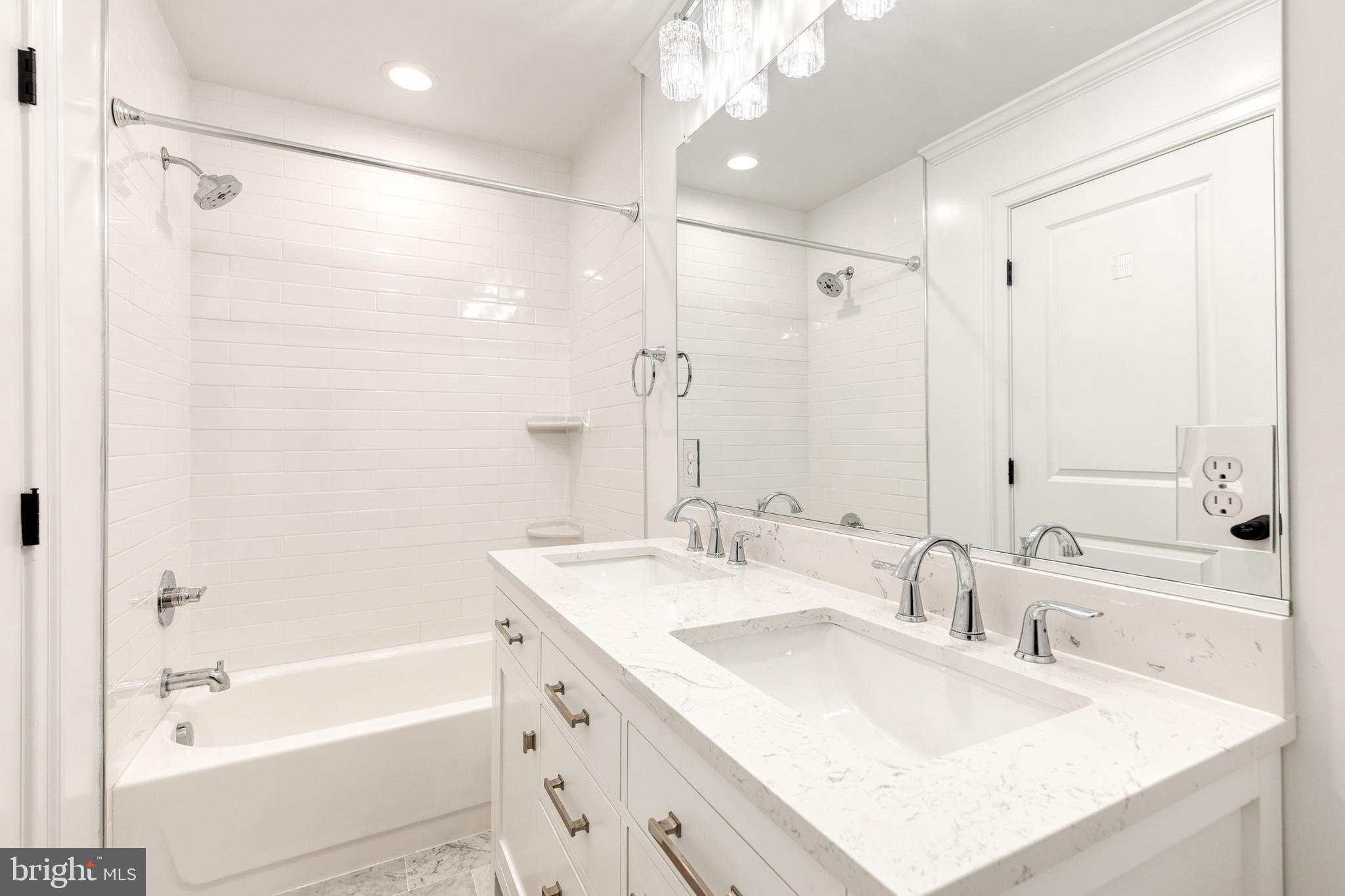635 South Curley Street Baltimore, MD 21224 - Photo 15 of 20 a bathroom with a bathtub double vanity sink and mirror