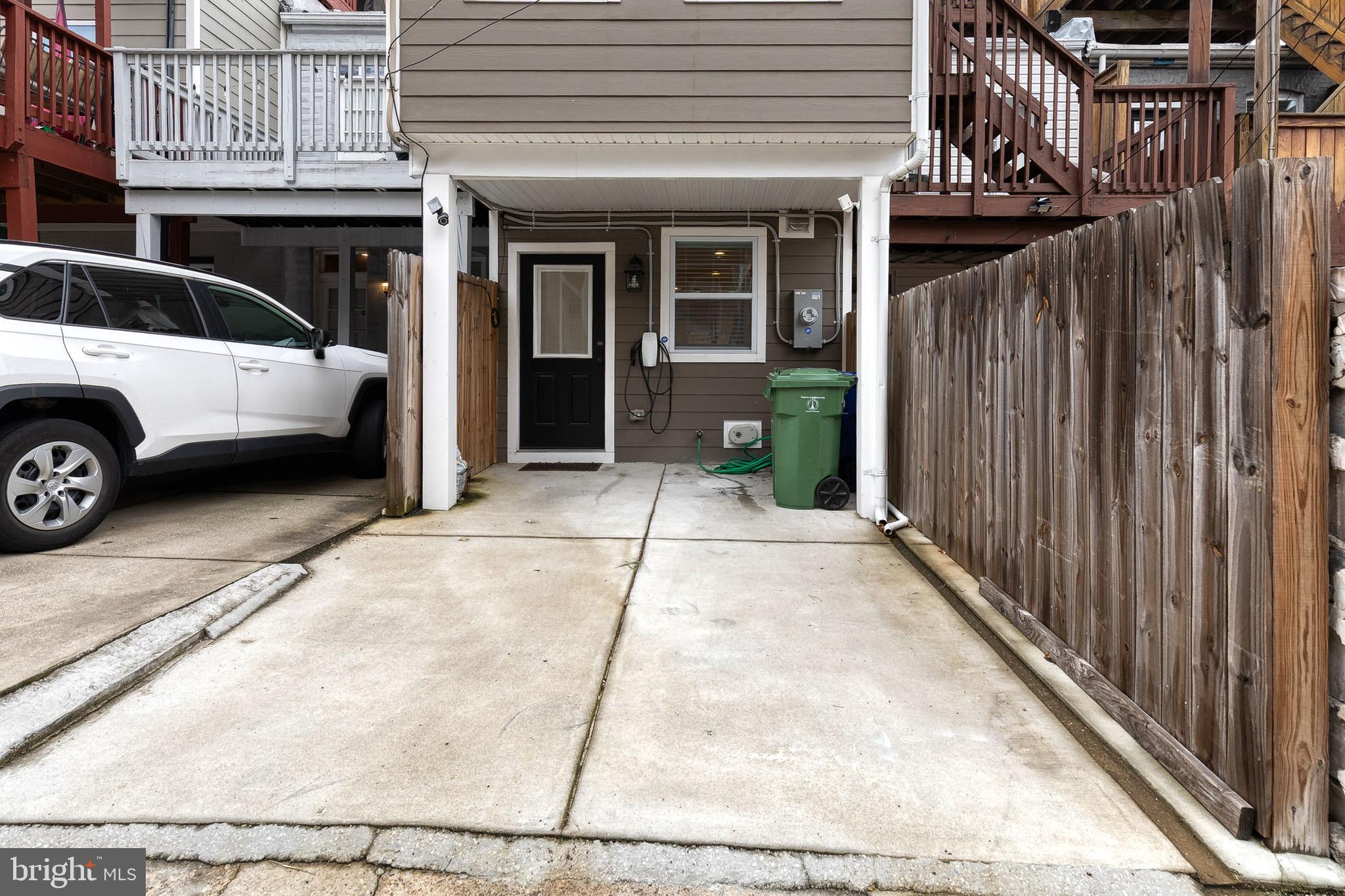 635 South Curley Street Baltimore, MD 21224 - Photo 19 of 20 a view of a car door of the house