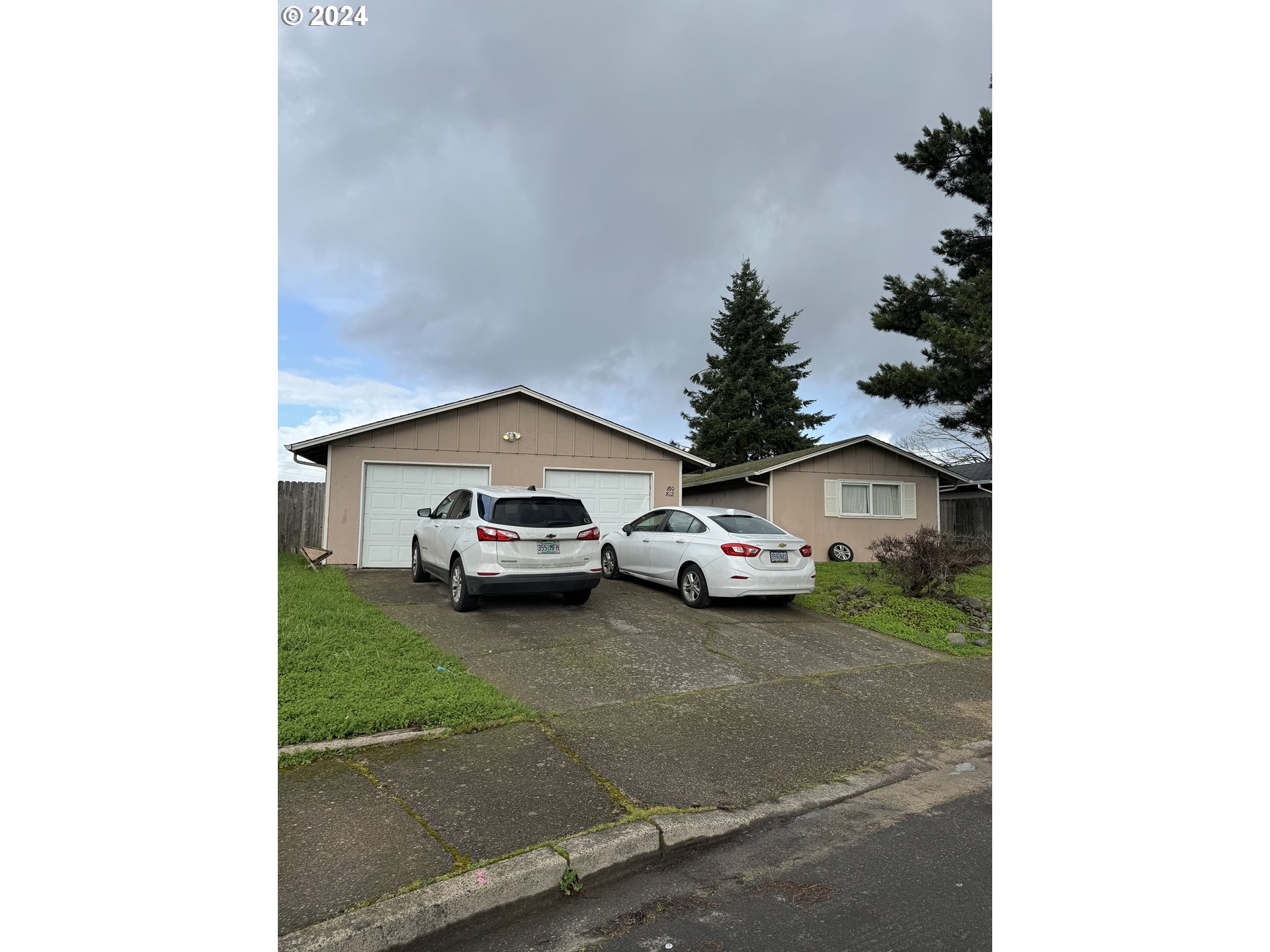810-812 West Quinalt Street Springfield, OR 97477 - Photo 1 of 16 a car parked in front of a white house