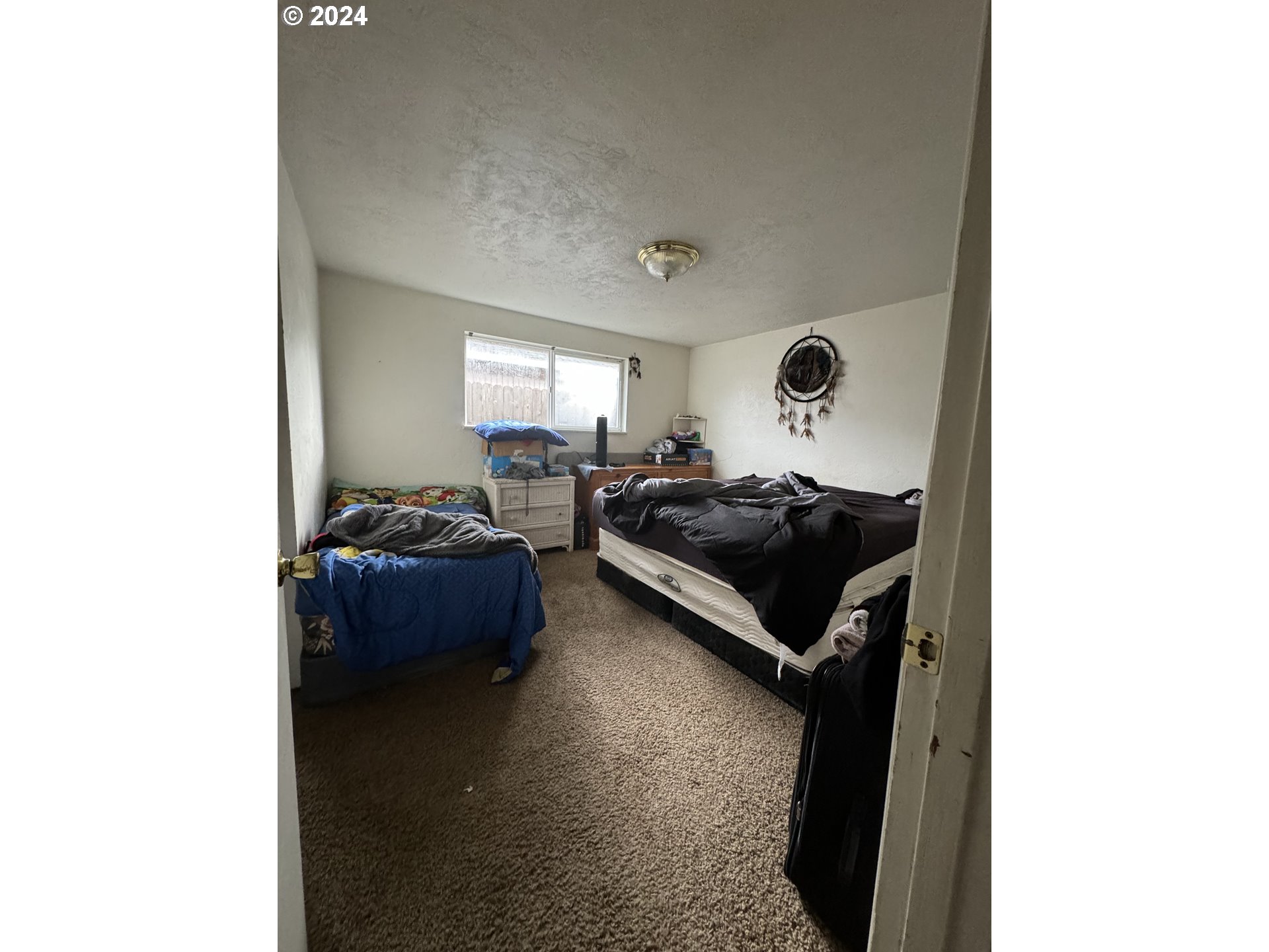 810-812 West Quinalt Street Springfield, OR 97477 - Photo 11 of 16 a living room with furniture and a rug