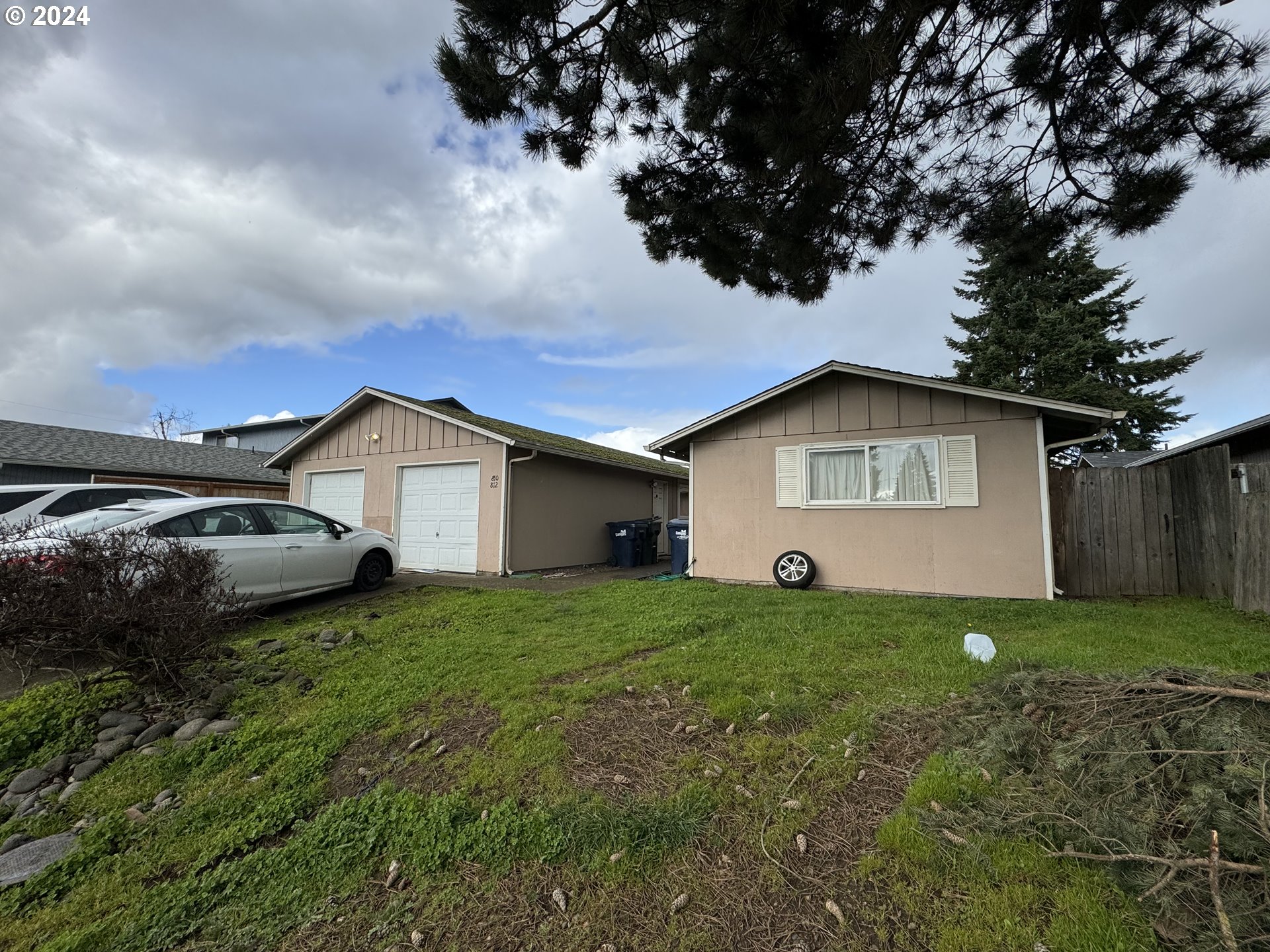 810-812 West Quinalt Street Springfield, OR 97477 - Photo 2 of 16 a house view with a garden space
