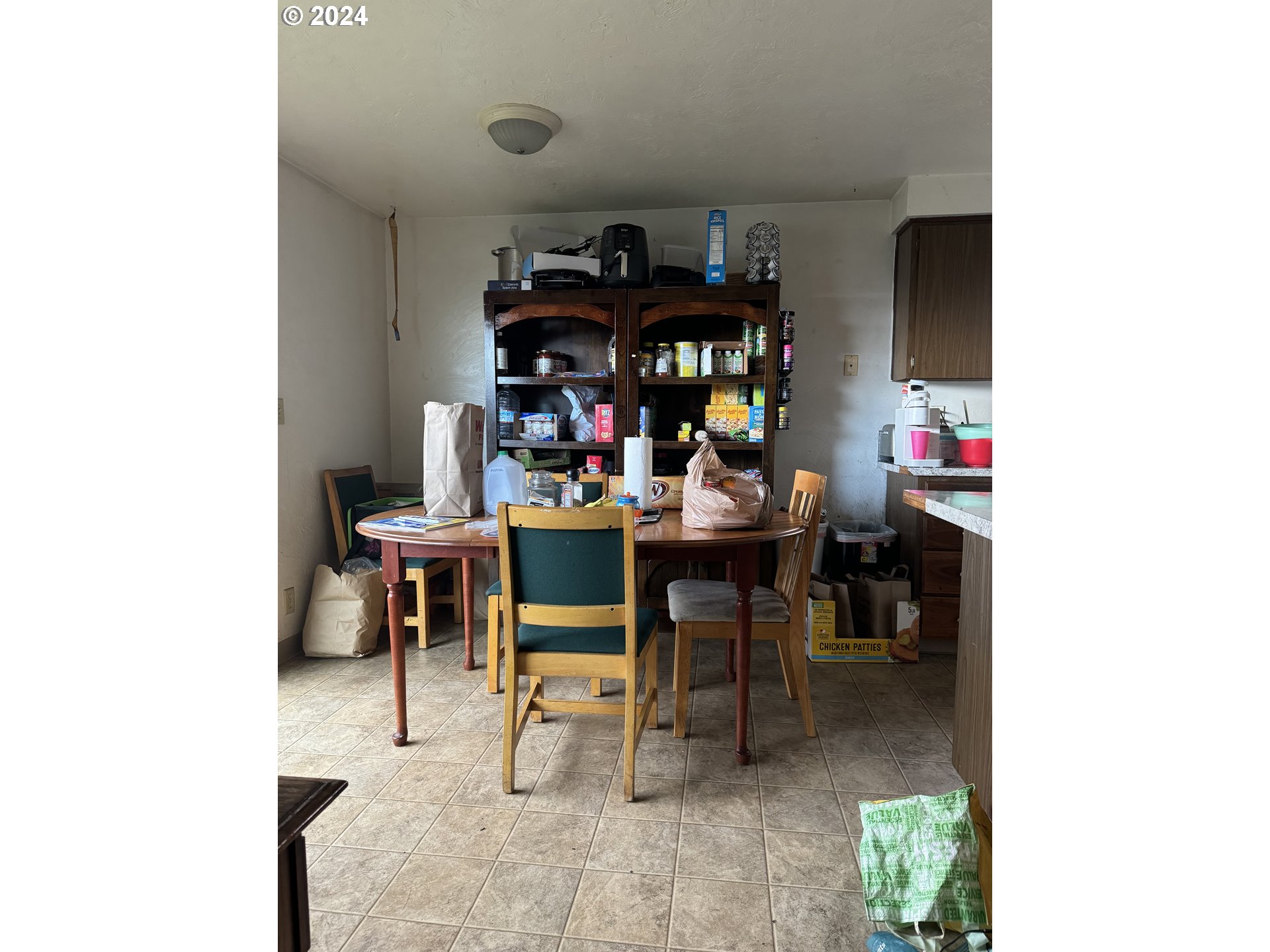 810-812 West Quinalt Street Springfield, OR 97477 - Photo 3 of 16 a view of a dining area with furniture and a rug