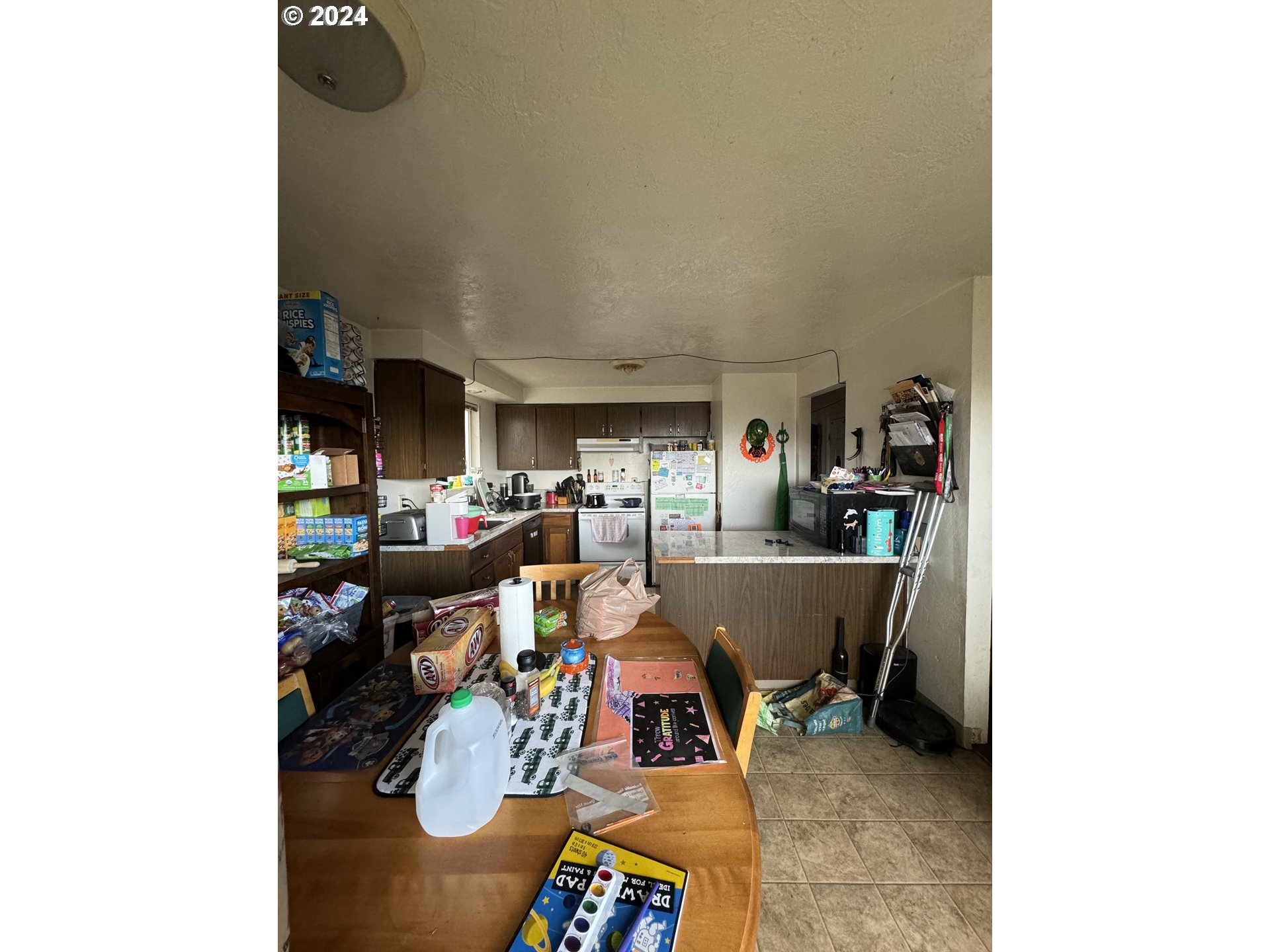 810-812 West Quinalt Street Springfield, OR 97477 - Photo 7 of 16 a living room with furniture and a table