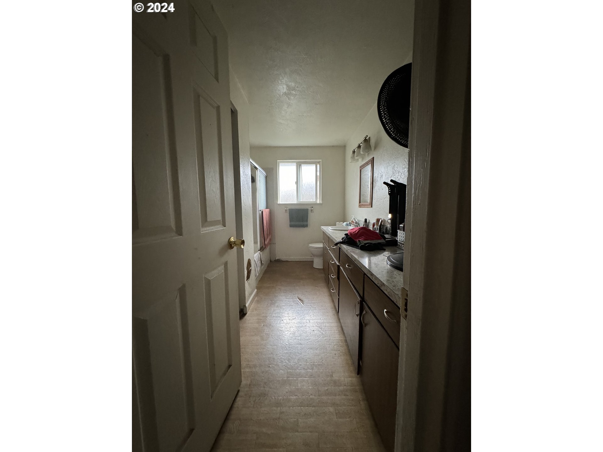 810-812 West Quinalt Street Springfield, OR 97477 - Photo 10 of 16 a hallway with wooden floor washer and dryer
