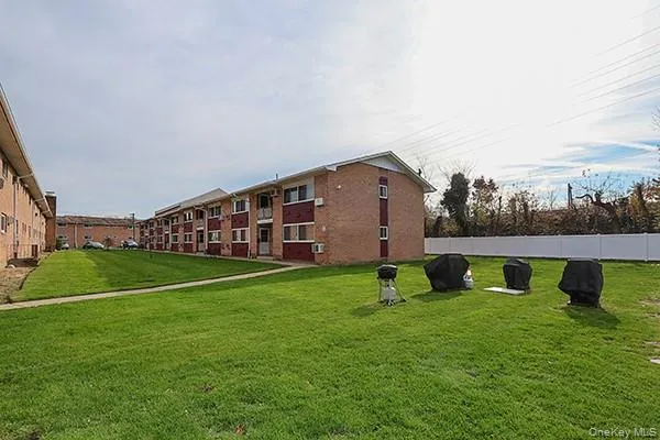 $319,000 | 400 Fulton Street, Unit 14C, Farmingdale, NY 11735