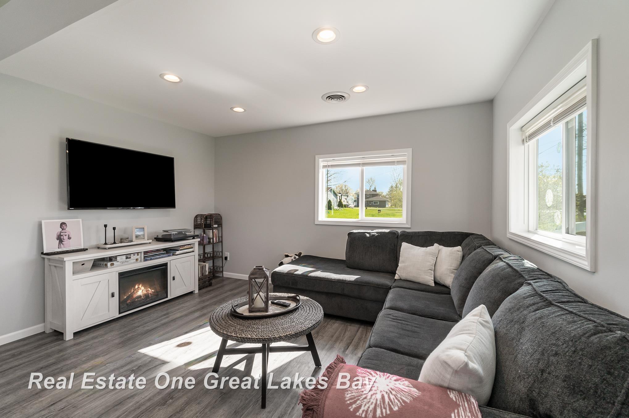 2233 East Stewart Road Midland, MI 48640 - Photo 9 of 22 50139548-b6675e66-d9ac-49ec-9c8d-58a5d42bb183.JPG