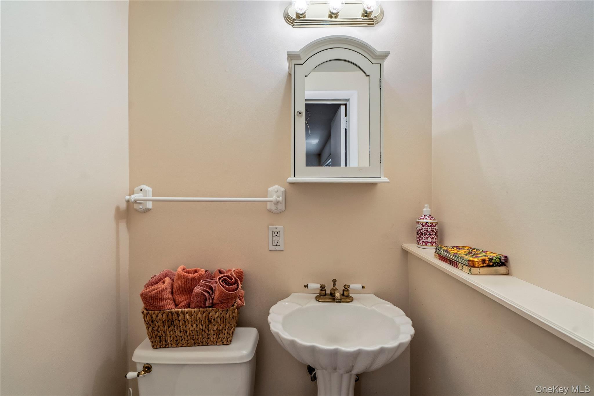 128 Atkinson Road Rockville Centre, NY 11570 - Photo 17 of 45