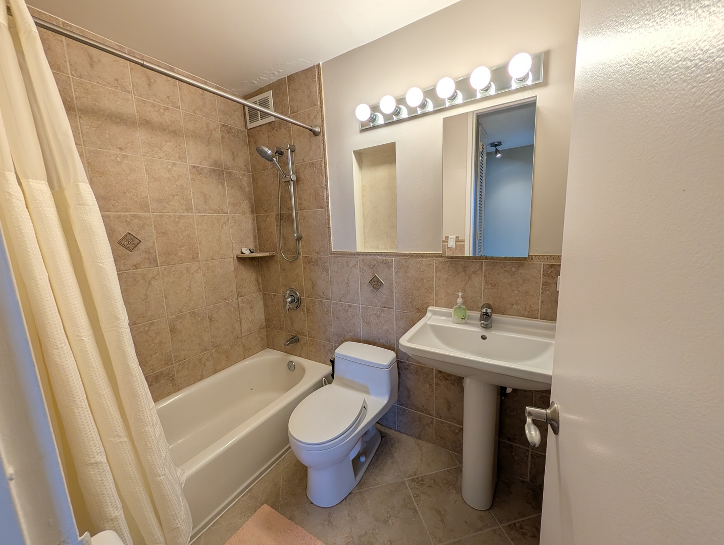720 West Gordon Terrace, Unit 6K Chicago, IL 60613 - Photo 13 of 32