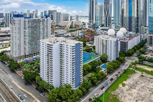 a large buildings with a outdoor space