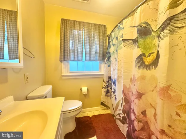 a view of a livingroom with furniture