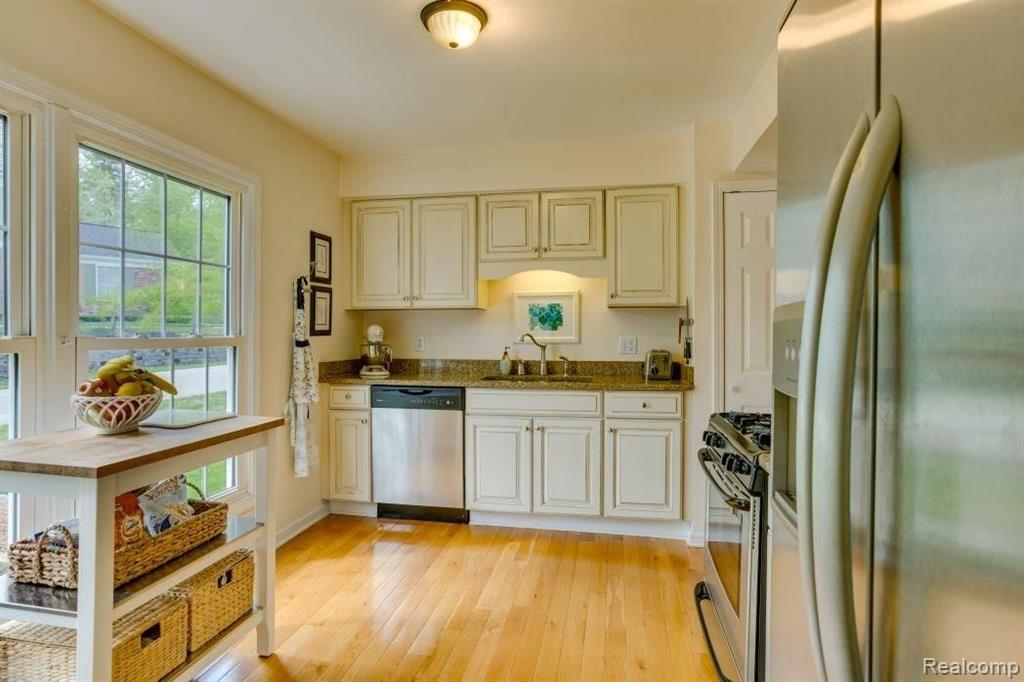 1402 Crescent Lane, Unit 330 Rochester Hills, MI 48306 - Photo 11 of 32