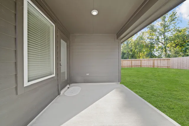 a view of yard with green space