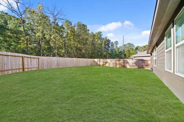 a view of a house with backyard and garden