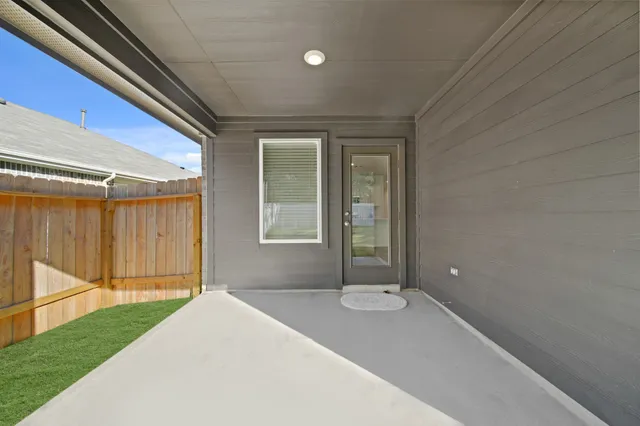 $2,400 | 210 Bella Way, Pinehurst, TX 77362